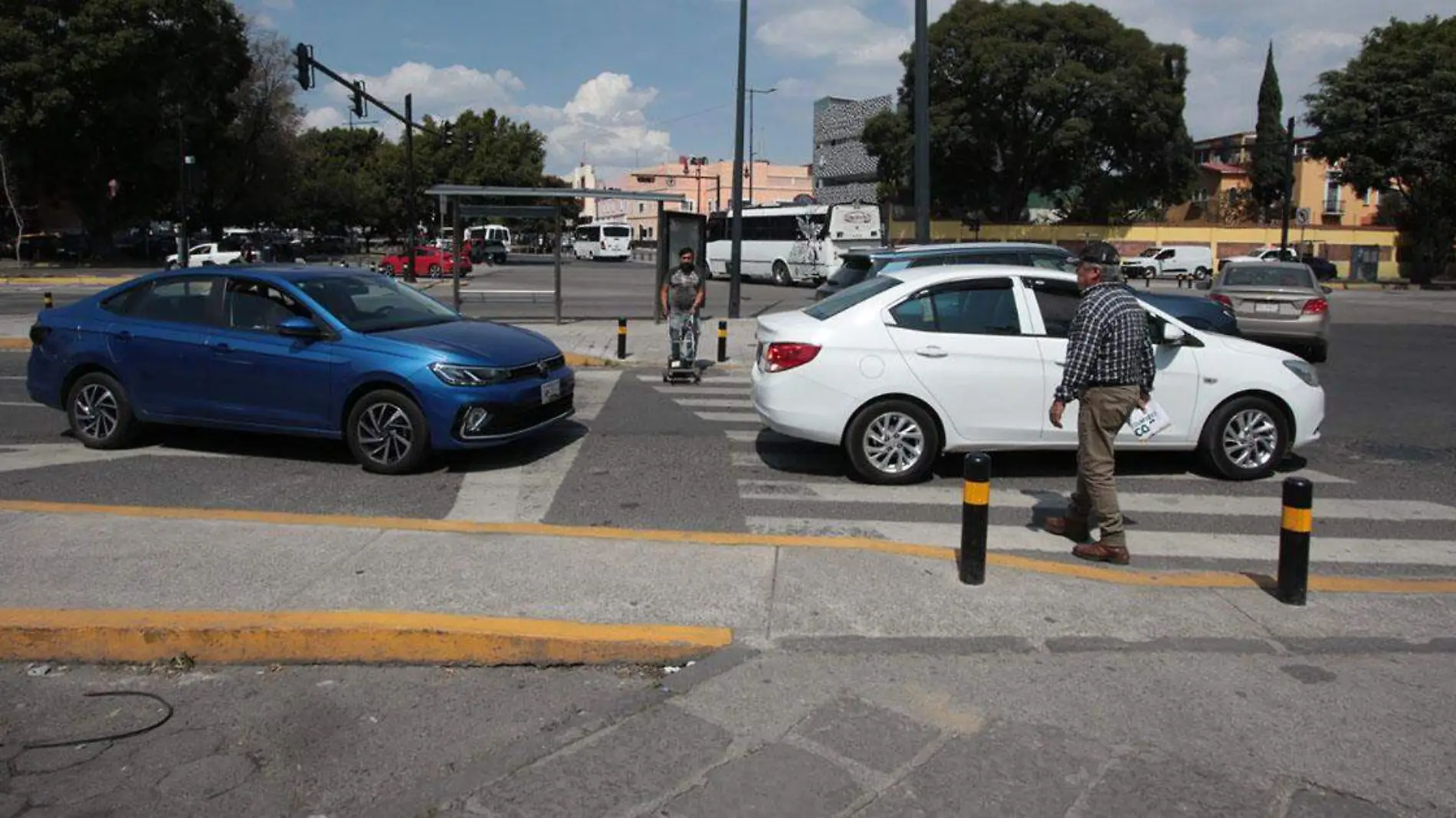 La capital enfrenta una problemática que convierte el simple acto de cruzar la calle en un verdadero desafío